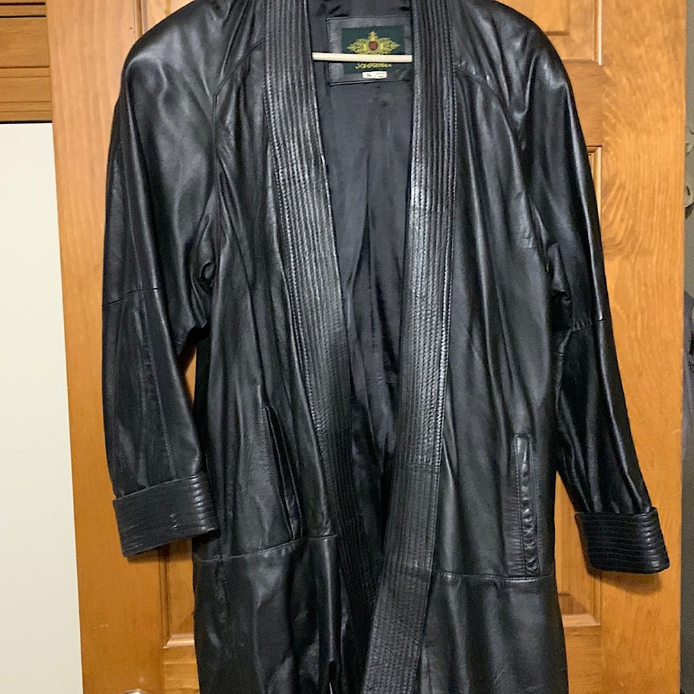 Women’s vintage swing leather coat has some wear shown in the photos
